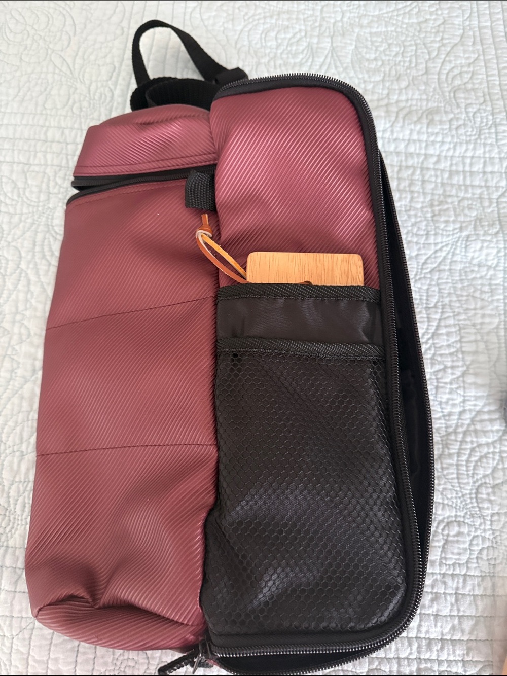 Insulated wine travel bag with wine glasses and accessories